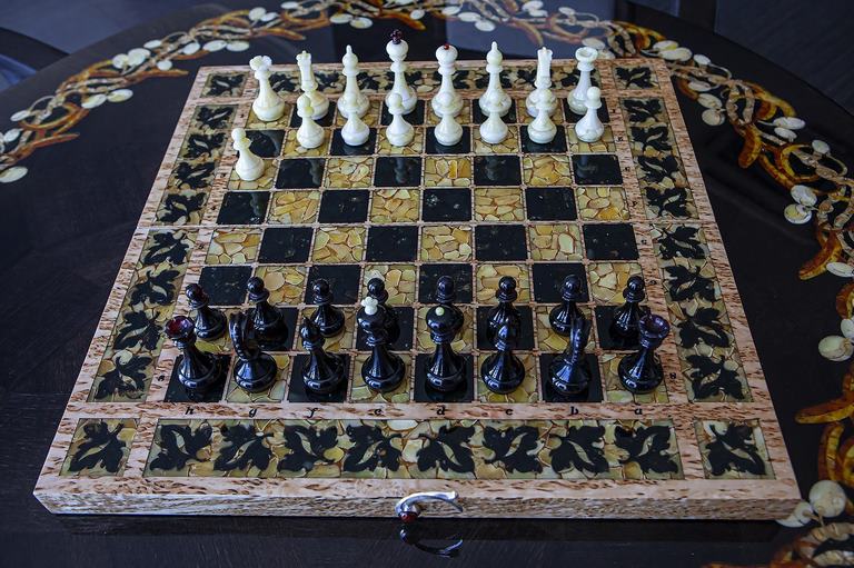 картинка Шахматы "Осень" морёный дуб, янтарь от магазина Бизнес подарки+