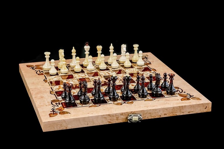 картинка Шахматы "Готика" карельская береза, янтарь от магазина Бизнес подарки+