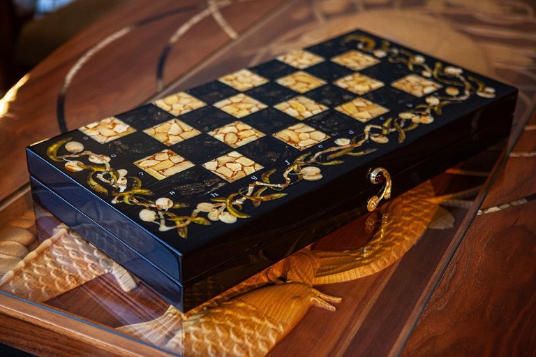 картинка Шахматы "Олива" морёный дуб, янтарь от магазина Бизнес подарки+