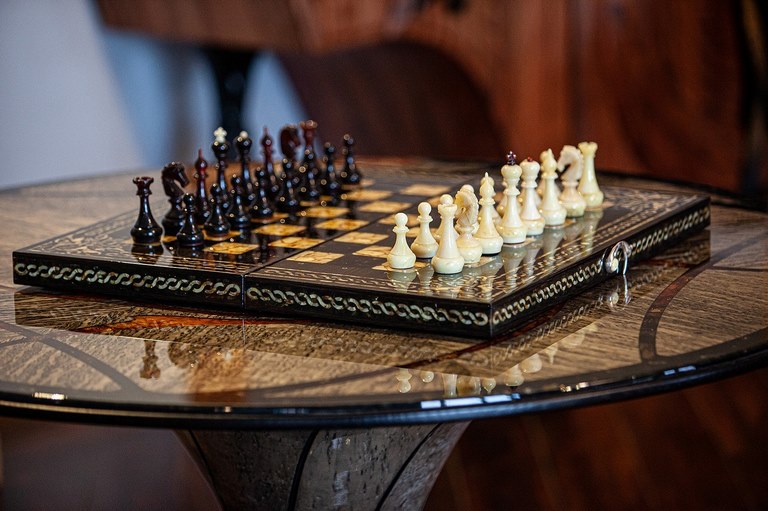 картинка Шахматы "Арабески тина" корень ореха, янтарь от магазина Бизнес подарки+