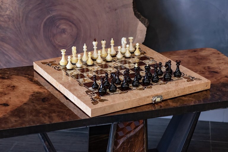 картинка Шахматы "Готика" карельская береза, янтарь от магазина Бизнес подарки+