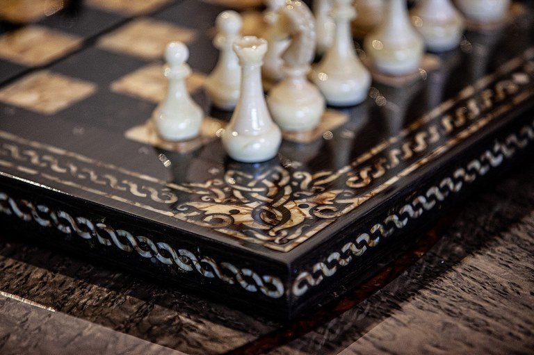 картинка Шахматы "Арабески тина" корень ореха, янтарь от магазина Бизнес подарки+