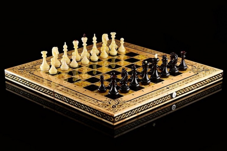 картинка Шахматы "Арабески тина" карельская береза, янтарь от магазина Бизнес подарки+